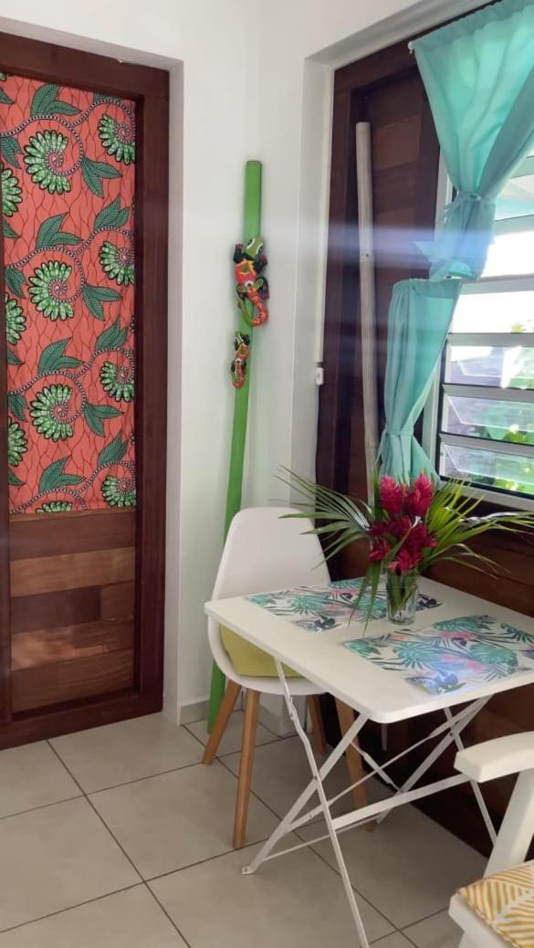 Gite Cajou Dans Jardin Tropical Ventile A Sainte-Anne מראה חיצוני תמונה