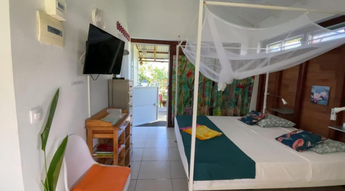 Gite Cajou Dans Jardin Tropical Ventile A Sainte-Anne מראה חיצוני תמונה